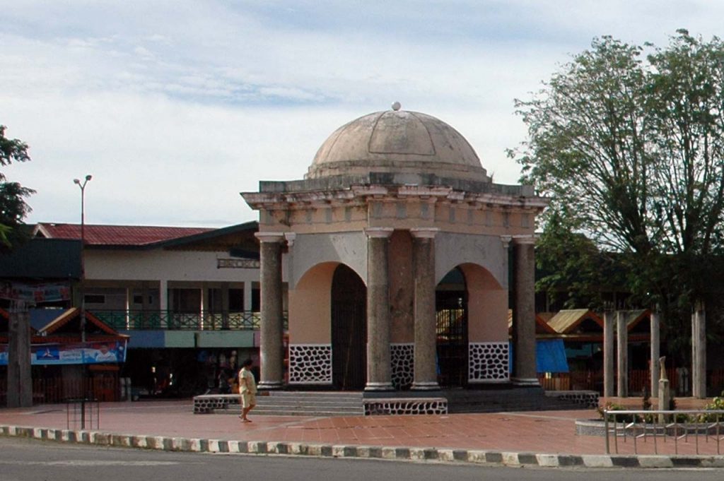 Tugu Thomas Parr - gambar tempat wisata di bengkulu - keposiasi