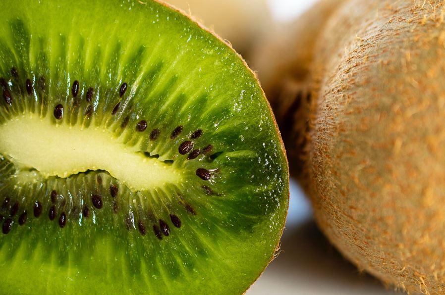 Foto Gambar kiwi - buah penurun berat badan - Photo by Sara Cervera on Unsplash