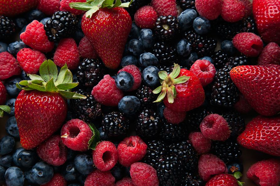 Foto gambar stroberi blueberry raspberry - buah untuk menurunkan berat badan - Photo by Nanxi wei on Unsplash