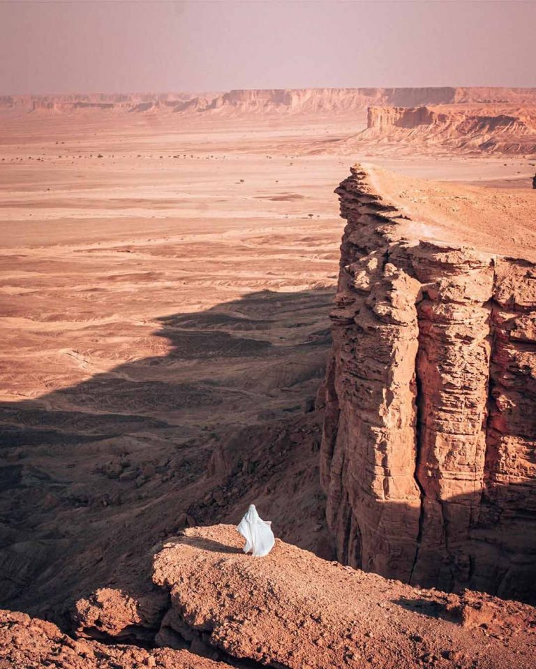 Горы саудовской аравии. Саудовская Аравия Джебель. Edge of the World Саудовская Аравия. Саудовская Аравия каньон. Каньон край земли Саудовская Аравия.